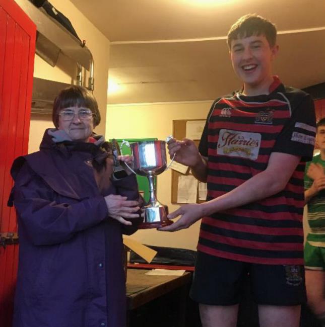 Mrs Jo Fry presents the Mike Fry Cup to Rhys Grigg . . .